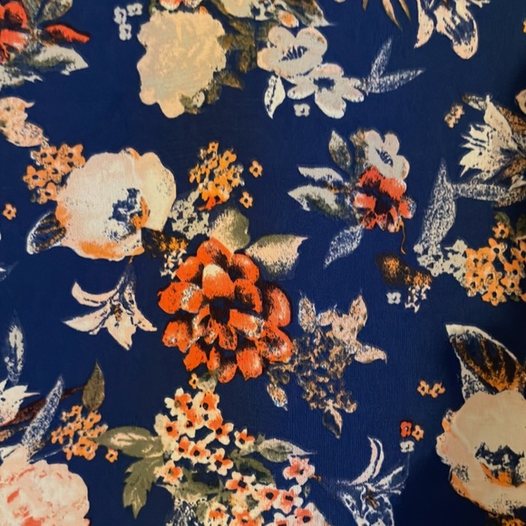 ⭐️ 41 Hawthorn floral top. So cute! Size L - Picture 2 of 6